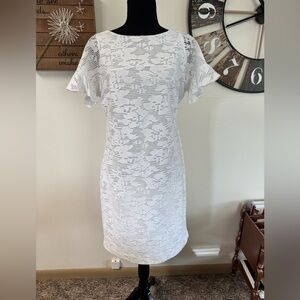 Sz6 Chaps white lace floral overlay short ruffled sleeve shift dress. NWOT